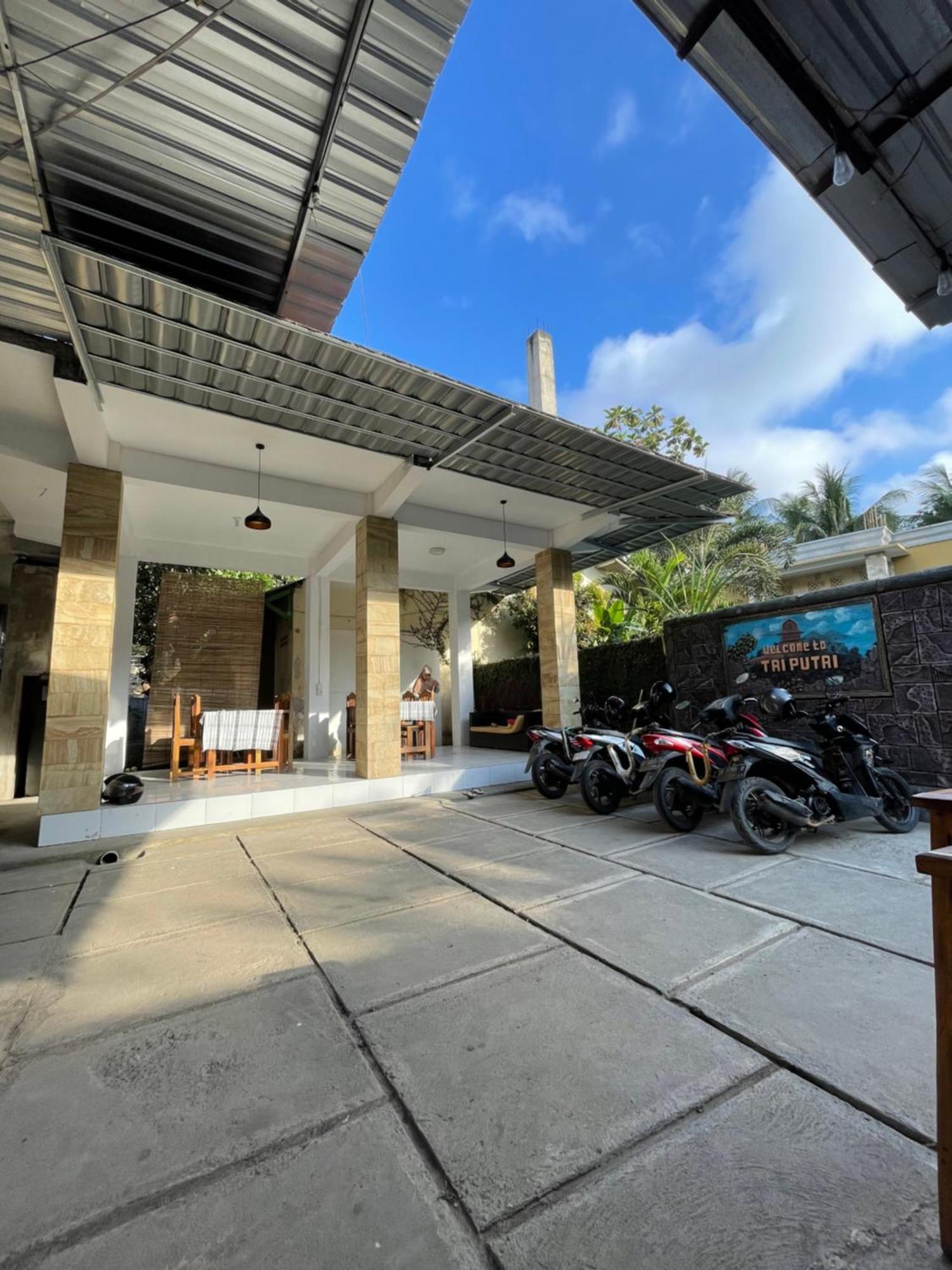 Tri Putri Homestay Kuta  Exteriör bild