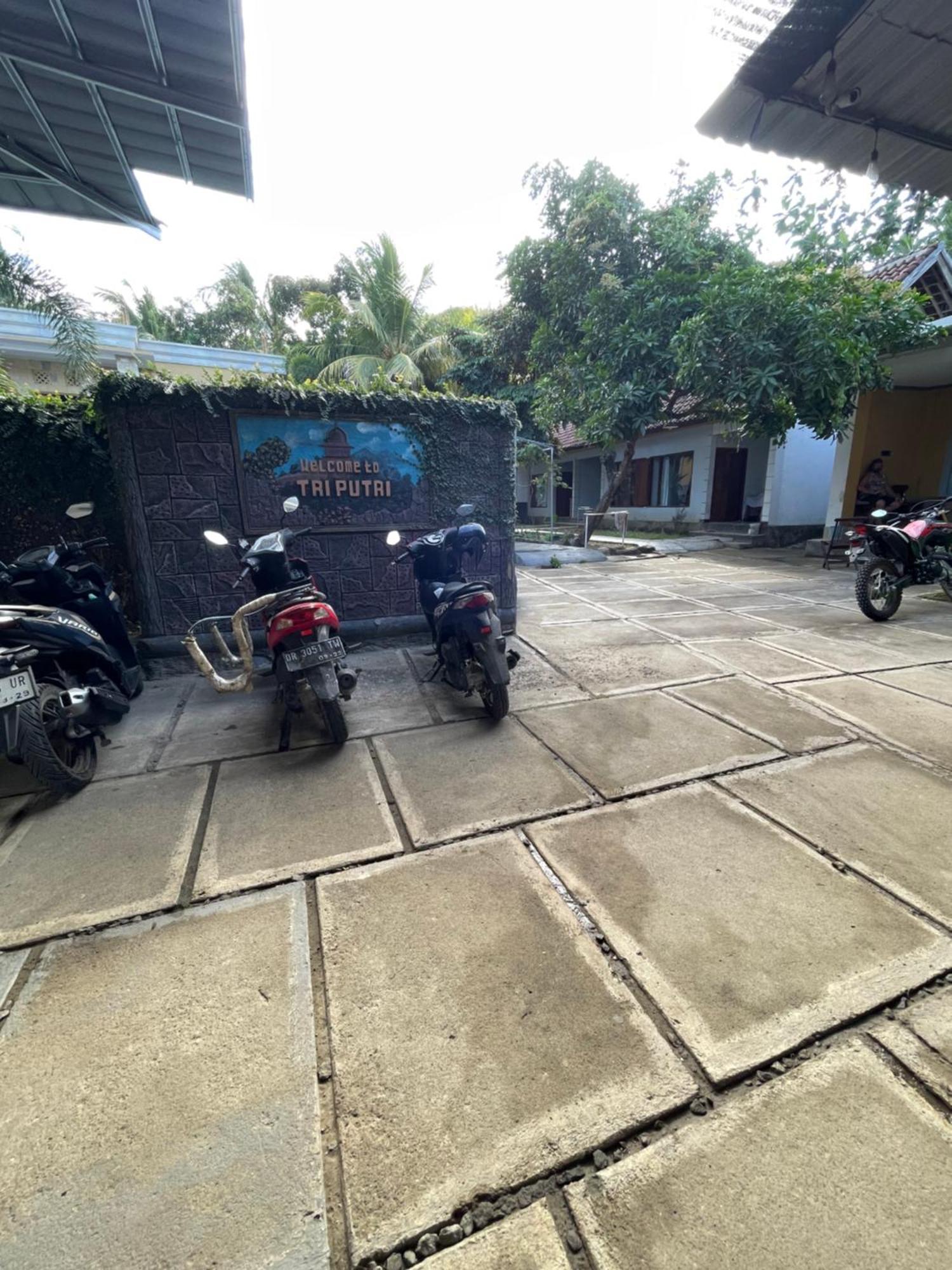 Tri Putri Homestay Kuta  Exteriör bild