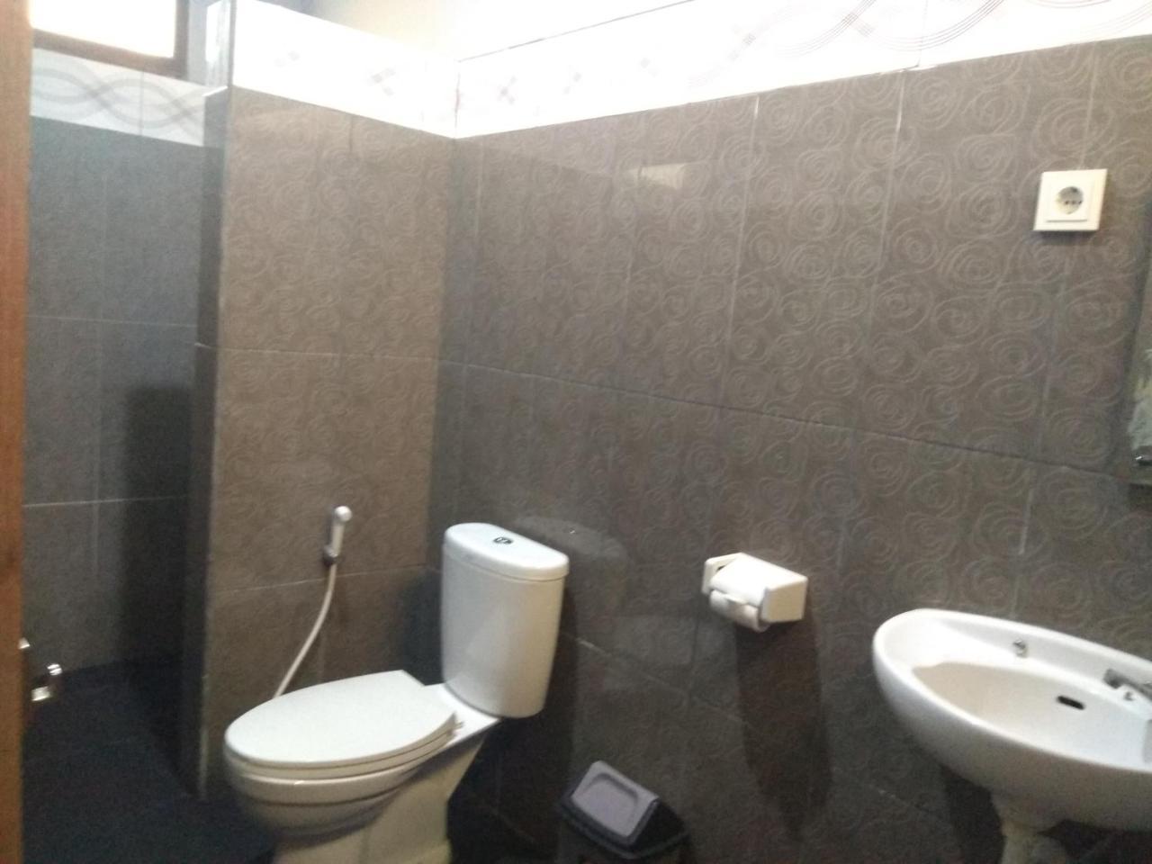 Tri Putri Homestay Kuta  Exteriör bild
